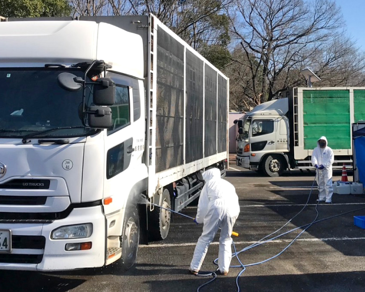鳥インフルエンザおよび豚熱などの車輌防疫消毒作業の様子