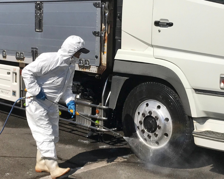 鳥インフルエンザおよび豚熱などの車輌防疫消毒作業の様子
