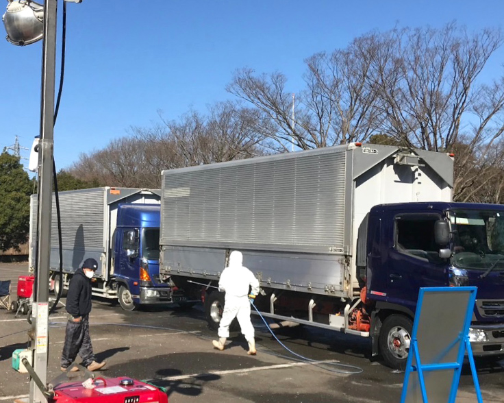 鳥インフルエンザおよび豚熱などの車輌防疫消毒作業の様子